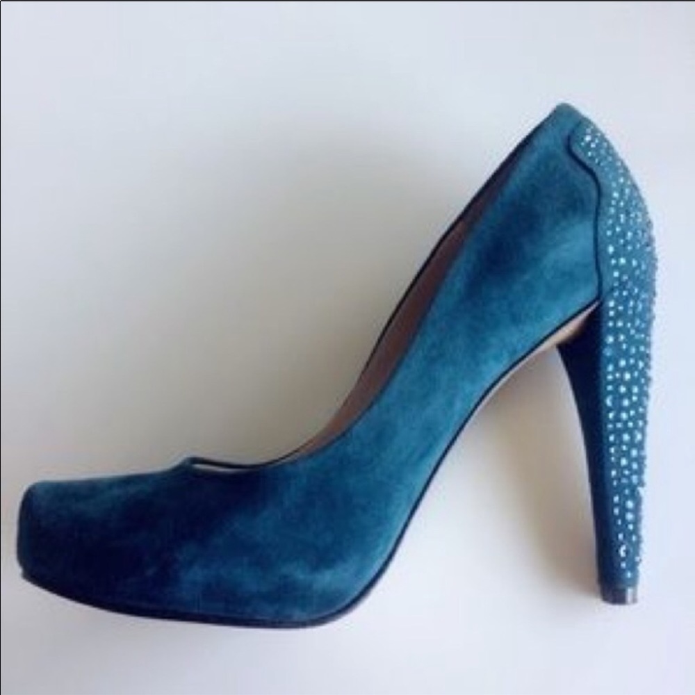 Nine West suede pump